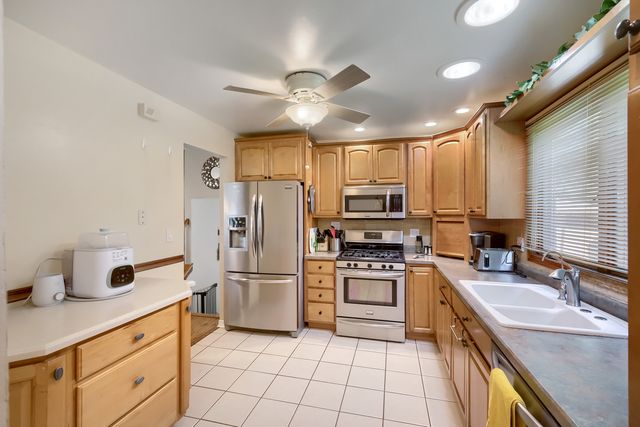 271 Hill Avenue, Bartlett, IL 60103