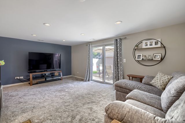 271 Hill Avenue, Bartlett, IL 60103