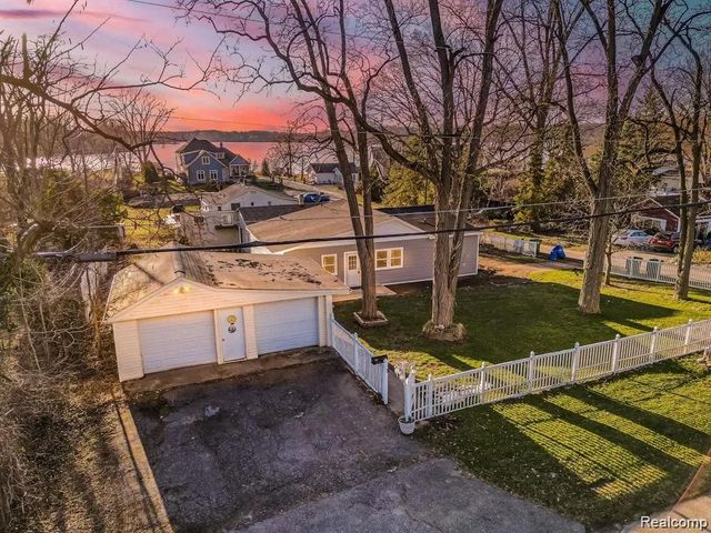 311 Longspur Lane, Commerce Charter Township, MI 48382