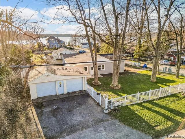 311 Longspur Lane, Commerce Charter Township, MI 48382