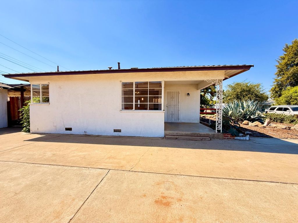 Image 2 of property listing at 3444 Mayfair Boulevard, Fresno, CA 93703