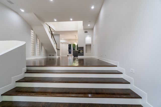 908 N Winchester Avenue, Chicago, IL 60622