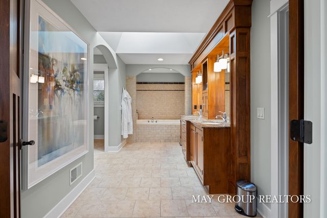 5254 Canyon River Drive NE, Ada, MI 49301