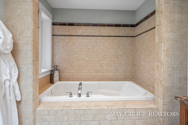 5254 Canyon River Drive NE, Ada, MI 49301