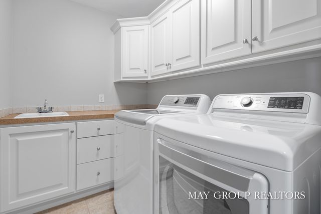 5254 Canyon River Drive NE, Ada, MI 49301