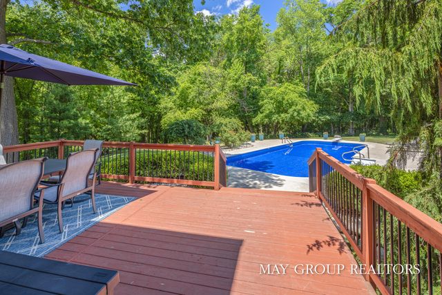 5254 Canyon River Drive NE, Ada, MI 49301