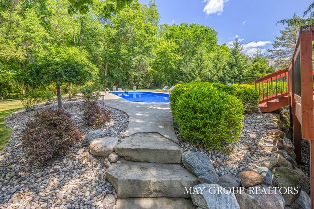 5254 Canyon River Drive NE, Ada, MI 49301