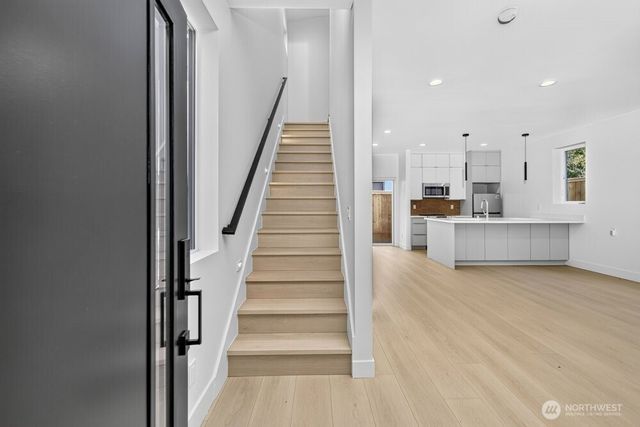 1220 NE 100th Street, Seattle, WA 98125