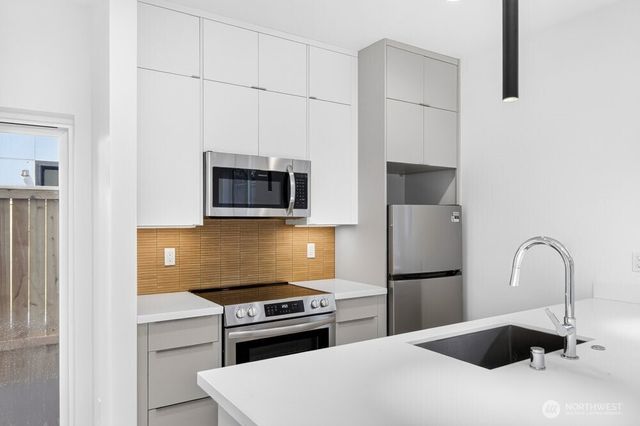 1220 NE 100th Street, Seattle, WA 98125