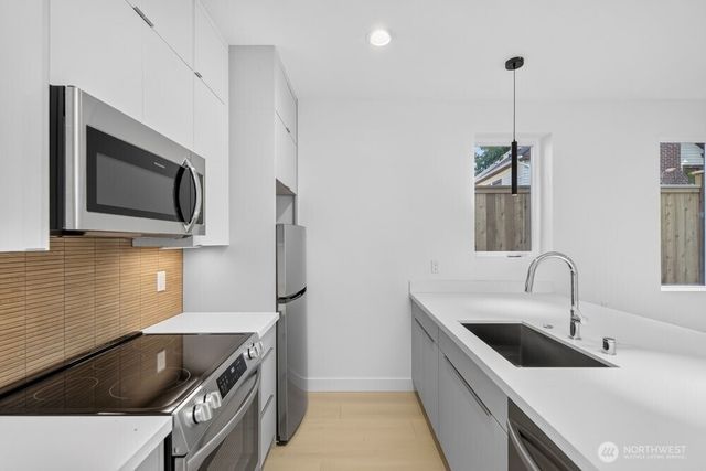 1220 NE 100th Street, Seattle, WA 98125