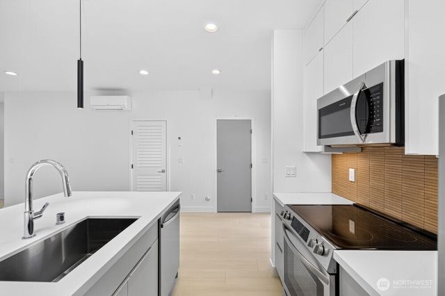 1220 NE 100th Street, Seattle, WA 98125