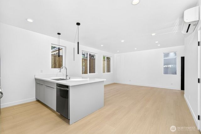 1220 NE 100th Street, Seattle, WA 98125
