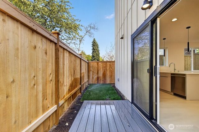 1220 NE 100th Street, Seattle, WA 98125