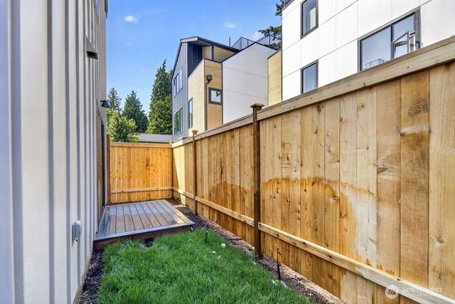 1220 NE 100th Street, Seattle, WA 98125