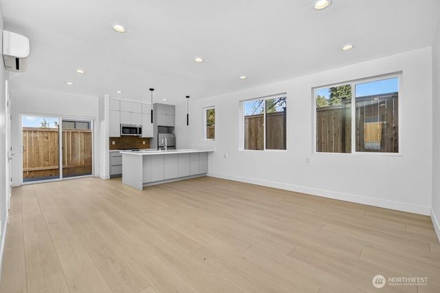 1220 NE 100th Street, Seattle, WA 98125