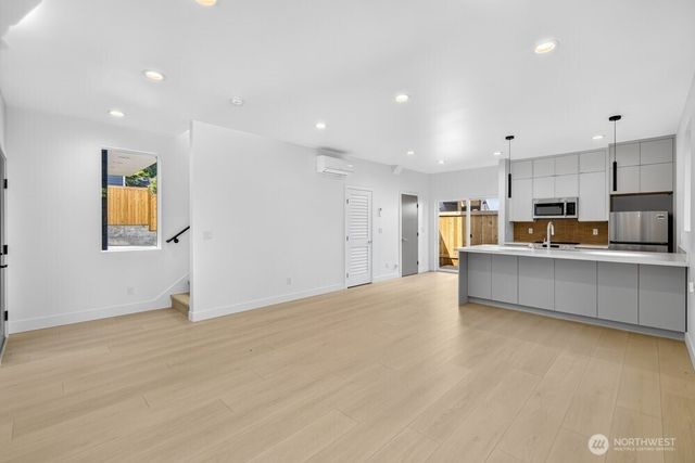 1220 NE 100th Street, Seattle, WA 98125