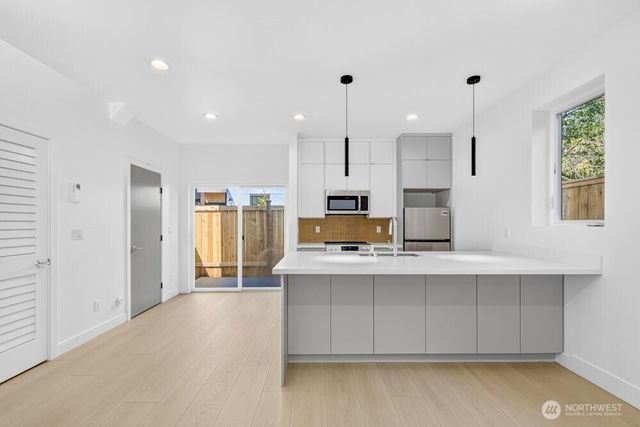 1220 NE 100th Street, Seattle, WA 98125