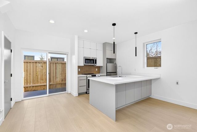 1220 NE 100th Street, Seattle, WA 98125