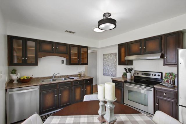 2408 Roslyn Way, Sacramento, CA 95864