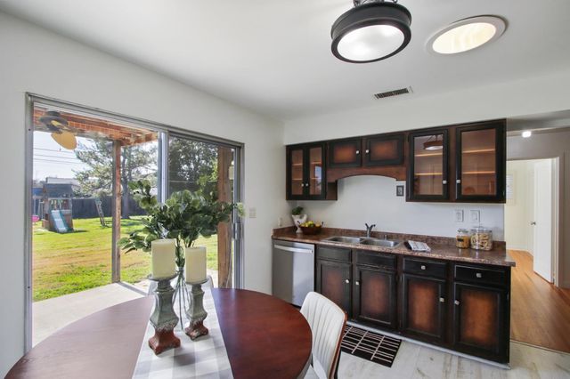 2408 Roslyn Way, Sacramento, CA 95864