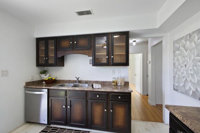 2408 Roslyn Way, Sacramento, CA 95864