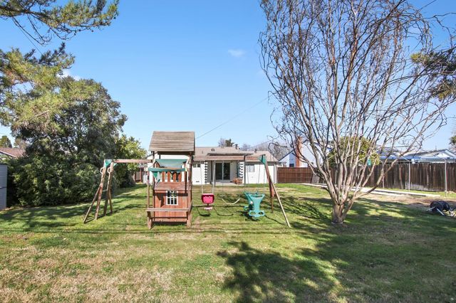 2408 Roslyn Way, Sacramento, CA 95864