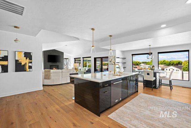 3707 S Edgeview Dr, Nampa, ID 83686