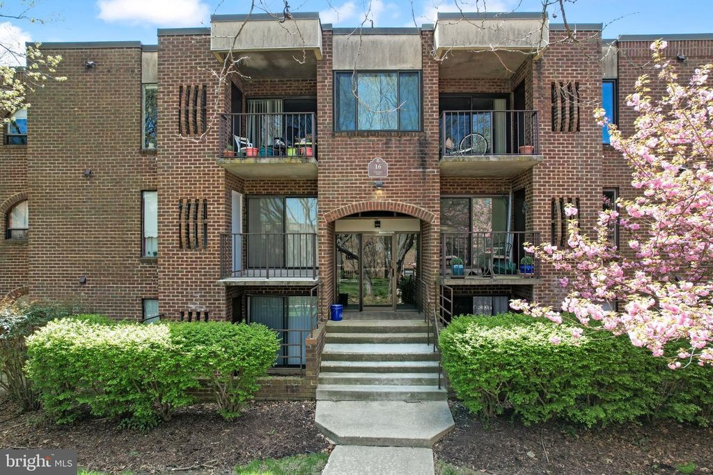 Image 2 of property listing at 16 SILVERWOOD CIR #1, Annapolis, MD 21403