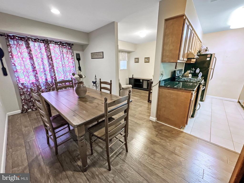 Image 12 of property listing at 16 SILVERWOOD CIR #1, Annapolis, MD 21403