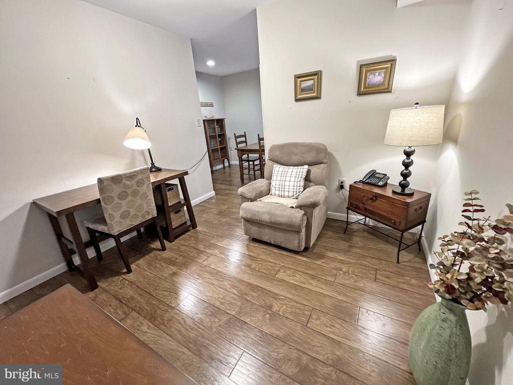 Image 14 of property listing at 16 SILVERWOOD CIR #1, Annapolis, MD 21403