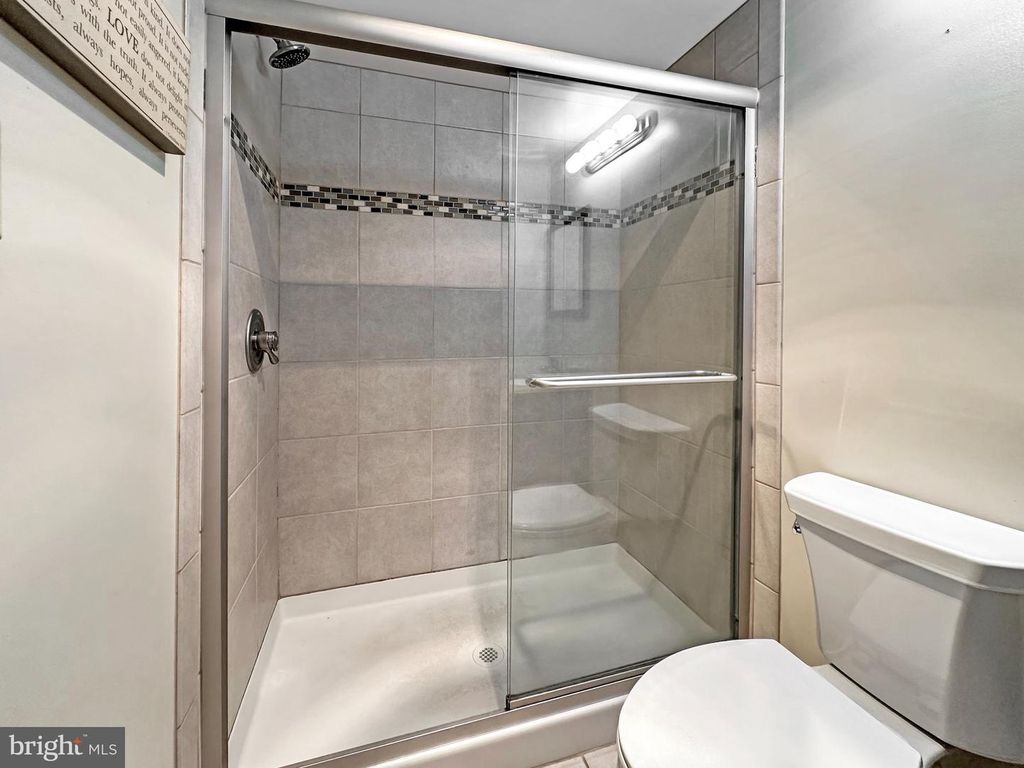 Image 20 of property listing at 16 SILVERWOOD CIR #1, Annapolis, MD 21403