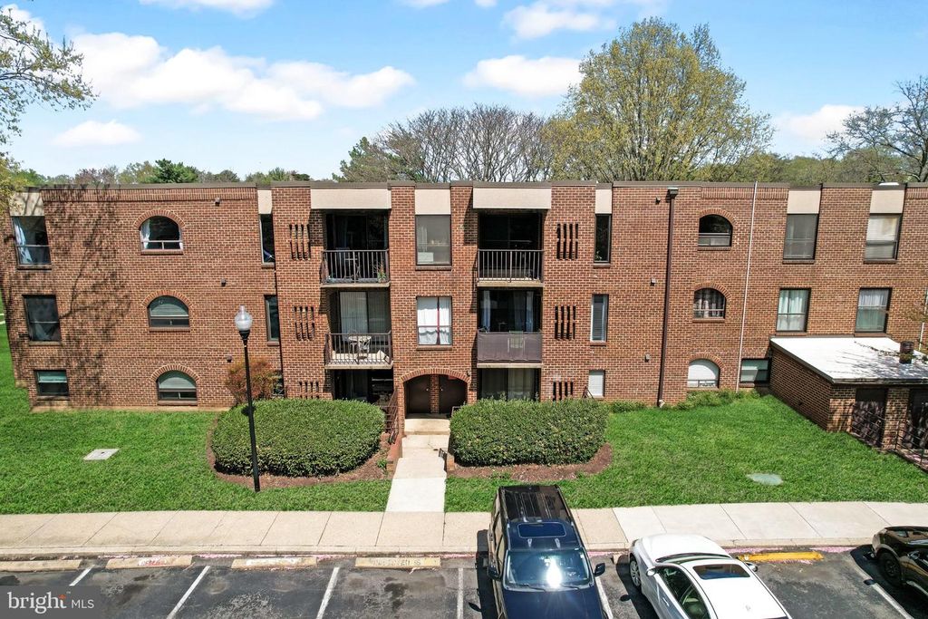 Image 3 of property listing at 16 SILVERWOOD CIR #1, Annapolis, MD 21403