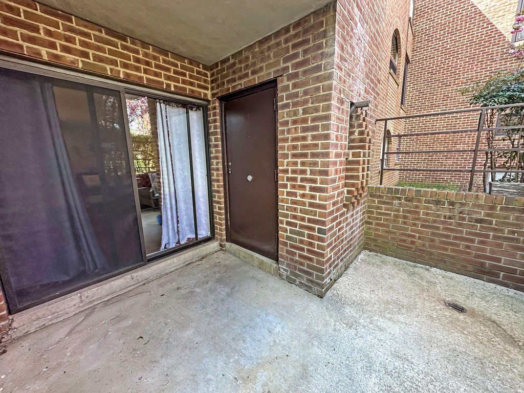 Image 25 of property listing at 16 SILVERWOOD CIR #1, Annapolis, MD 21403