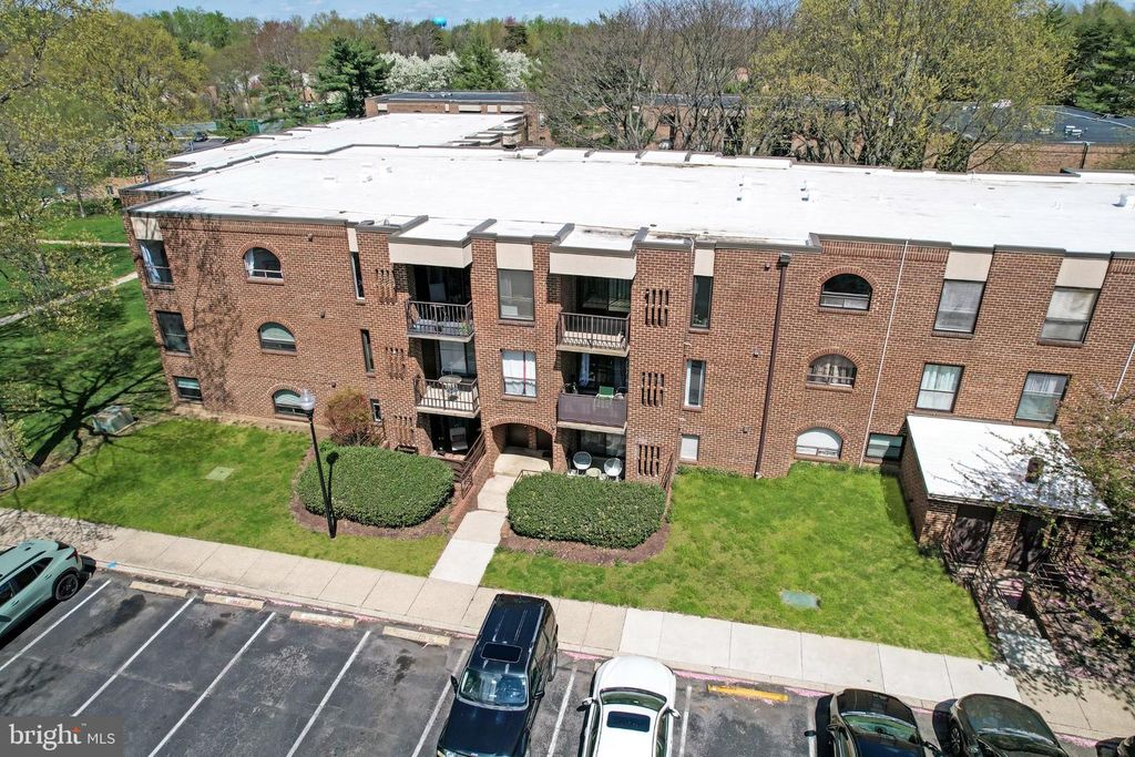 Image 4 of property listing at 16 SILVERWOOD CIR #1, Annapolis, MD 21403