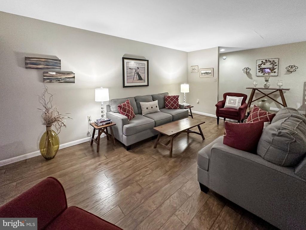 Image 6 of property listing at 16 SILVERWOOD CIR #1, Annapolis, MD 21403