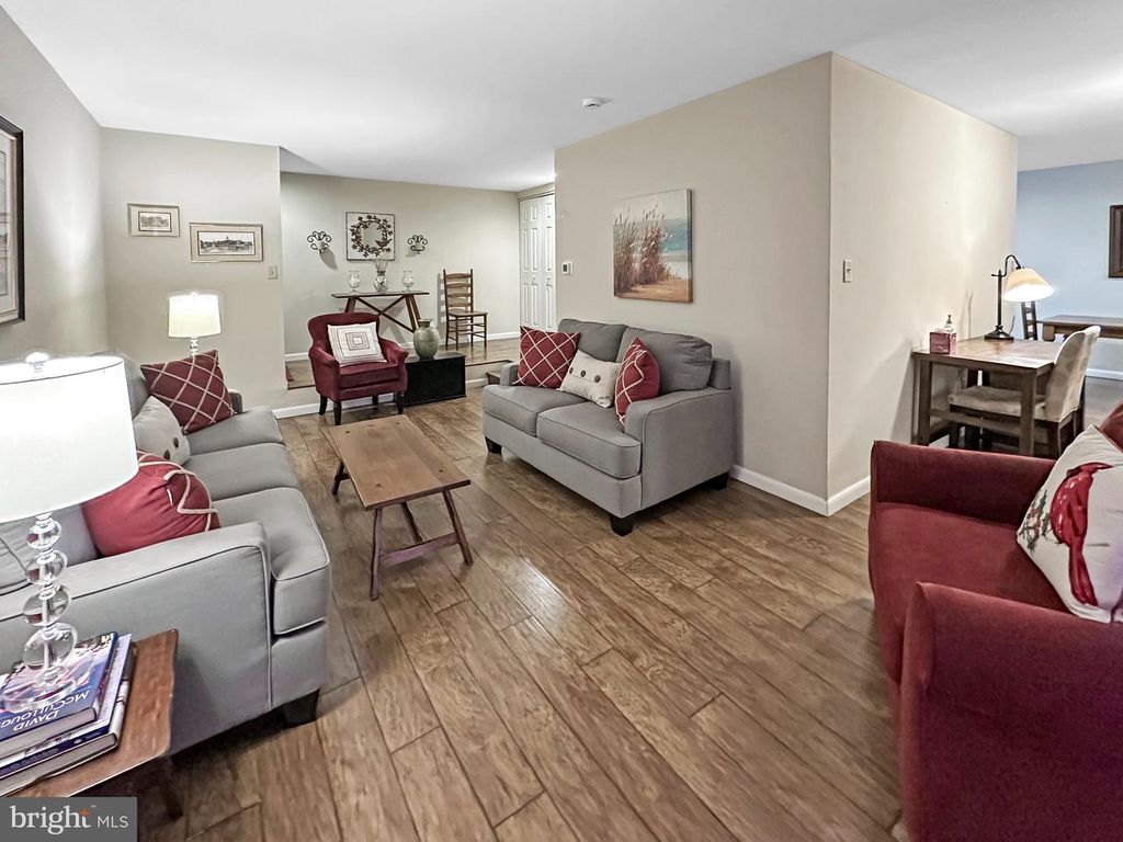 Image 7 of property listing at 16 SILVERWOOD CIR #1, Annapolis, MD 21403