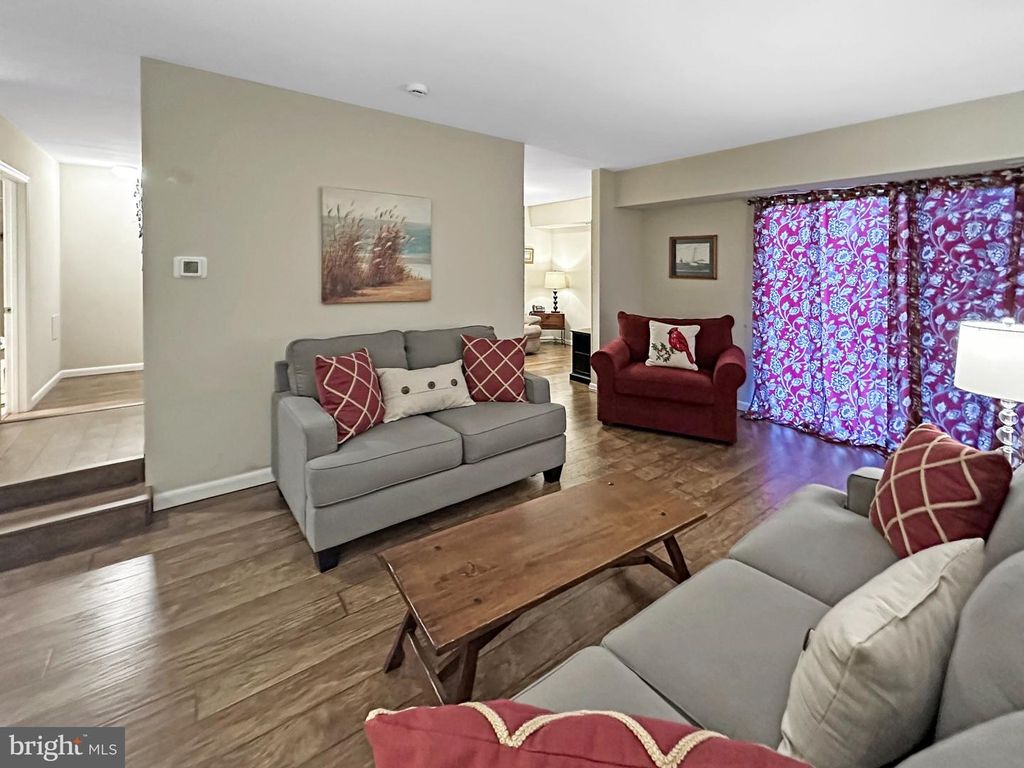 Image 8 of property listing at 16 SILVERWOOD CIR #1, Annapolis, MD 21403