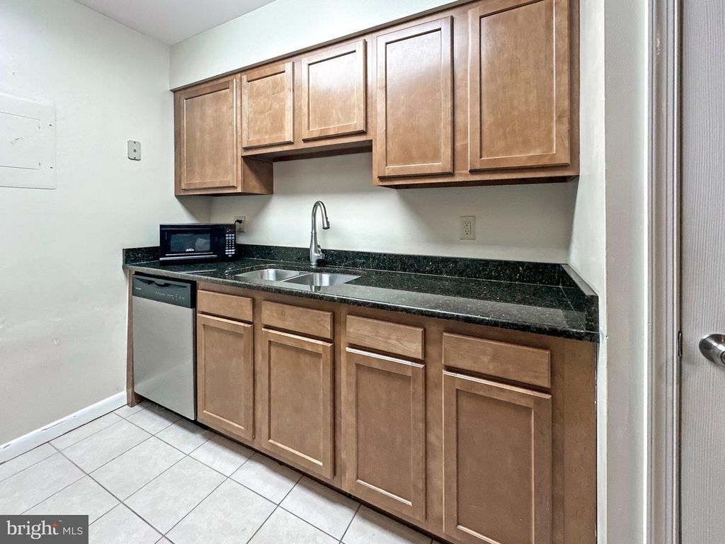Image 10 of property listing at 16 SILVERWOOD CIR #1, Annapolis, MD 21403