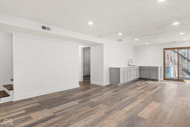 8413 La Habra Lane, Indianapolis, IN 46236