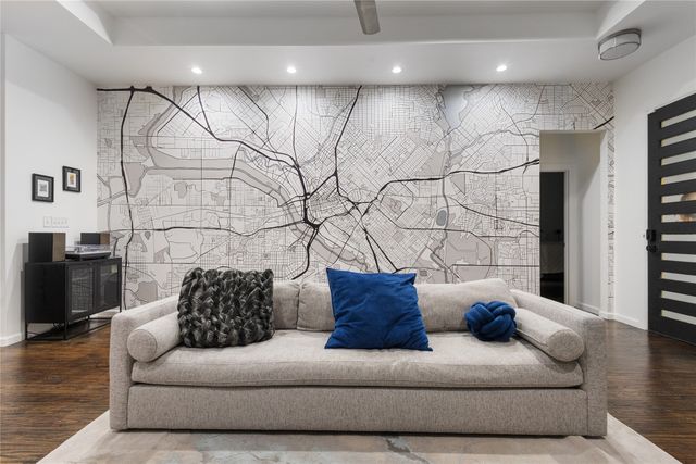 2534 Gladstone Drive, Dallas, TX 75211