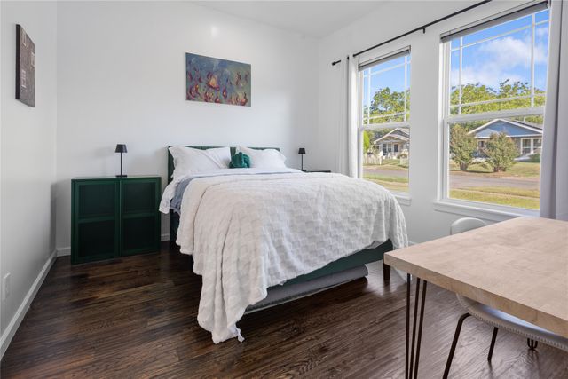 2534 Gladstone Drive, Dallas, TX 75211