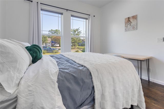 2534 Gladstone Drive, Dallas, TX 75211