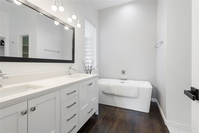 2534 Gladstone Drive, Dallas, TX 75211