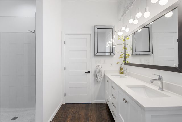 2534 Gladstone Drive, Dallas, TX 75211