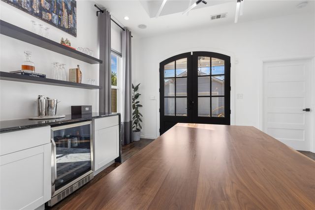 2534 Gladstone Drive, Dallas, TX 75211