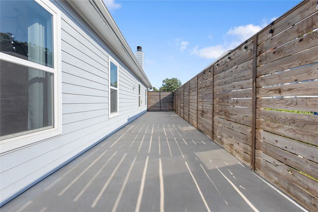 2534 Gladstone Drive, Dallas, TX 75211