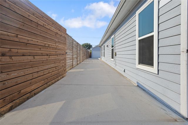 2534 Gladstone Drive, Dallas, TX 75211