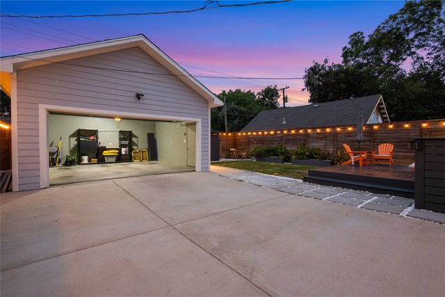 2534 Gladstone Drive, Dallas, TX 75211