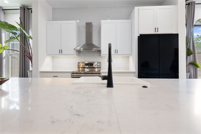 2534 Gladstone Drive, Dallas, TX 75211