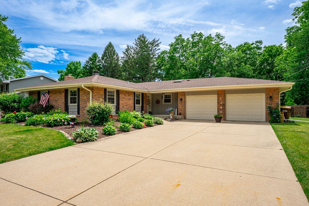 1340 Williamsburg Road, Rockford, IL 61107